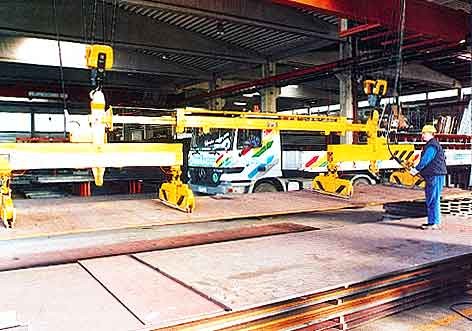 Stahlhalle_mit_Kran