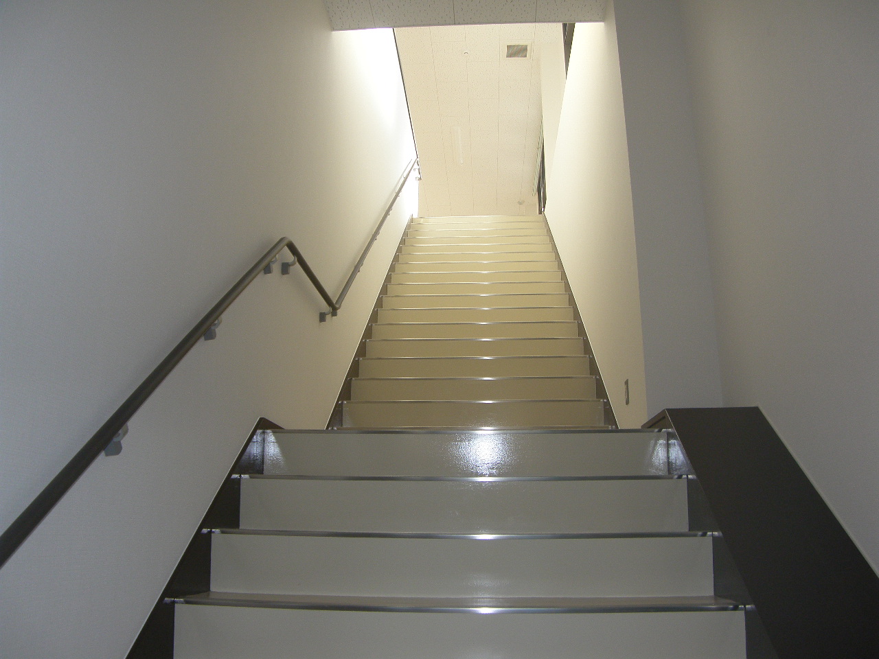 2階への共用階段