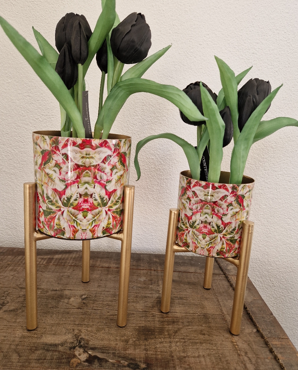 Plantenpotjes op gouden standaard
