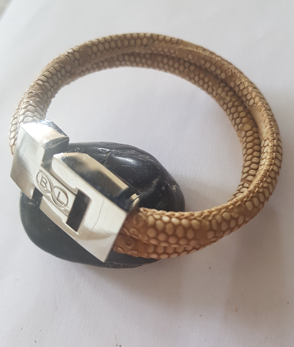 B&L beige leren armband met edel stalen sluiting 22x1.5 mm