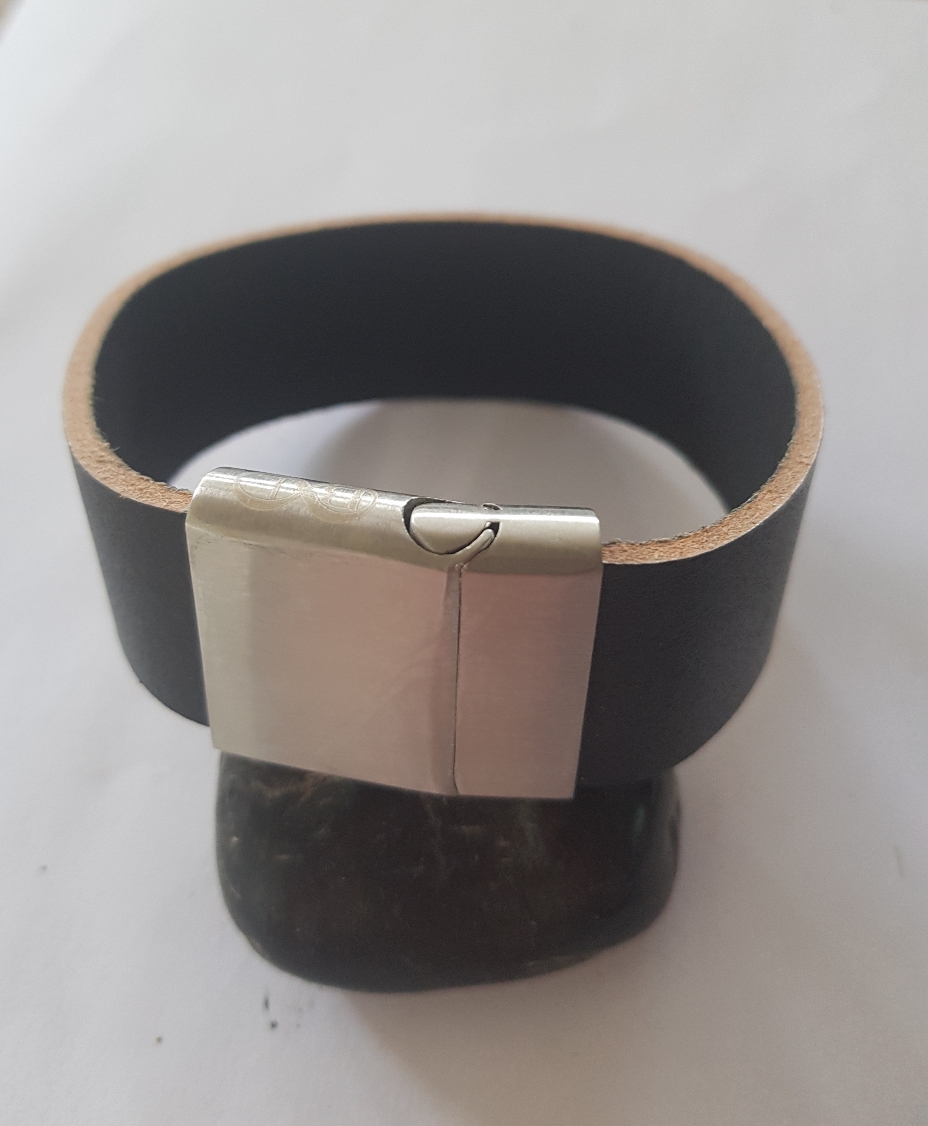 B&L zwarte leren armband met edel stalen sluiting 22x3 mm