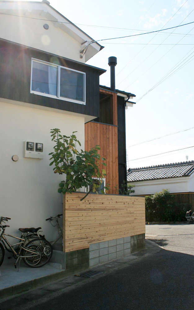 既存部分をそのままに、仕上げの違いで新しい住まいの顔を表現