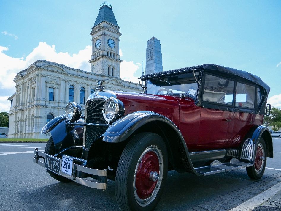 Netter Oldtimer vor altem Gebäude. Passt vom Alter doch gut zusammen. 