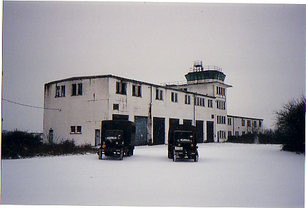 DREUX AIR BASE en 1994 ( la tour de contrôle et garages des pompiers )