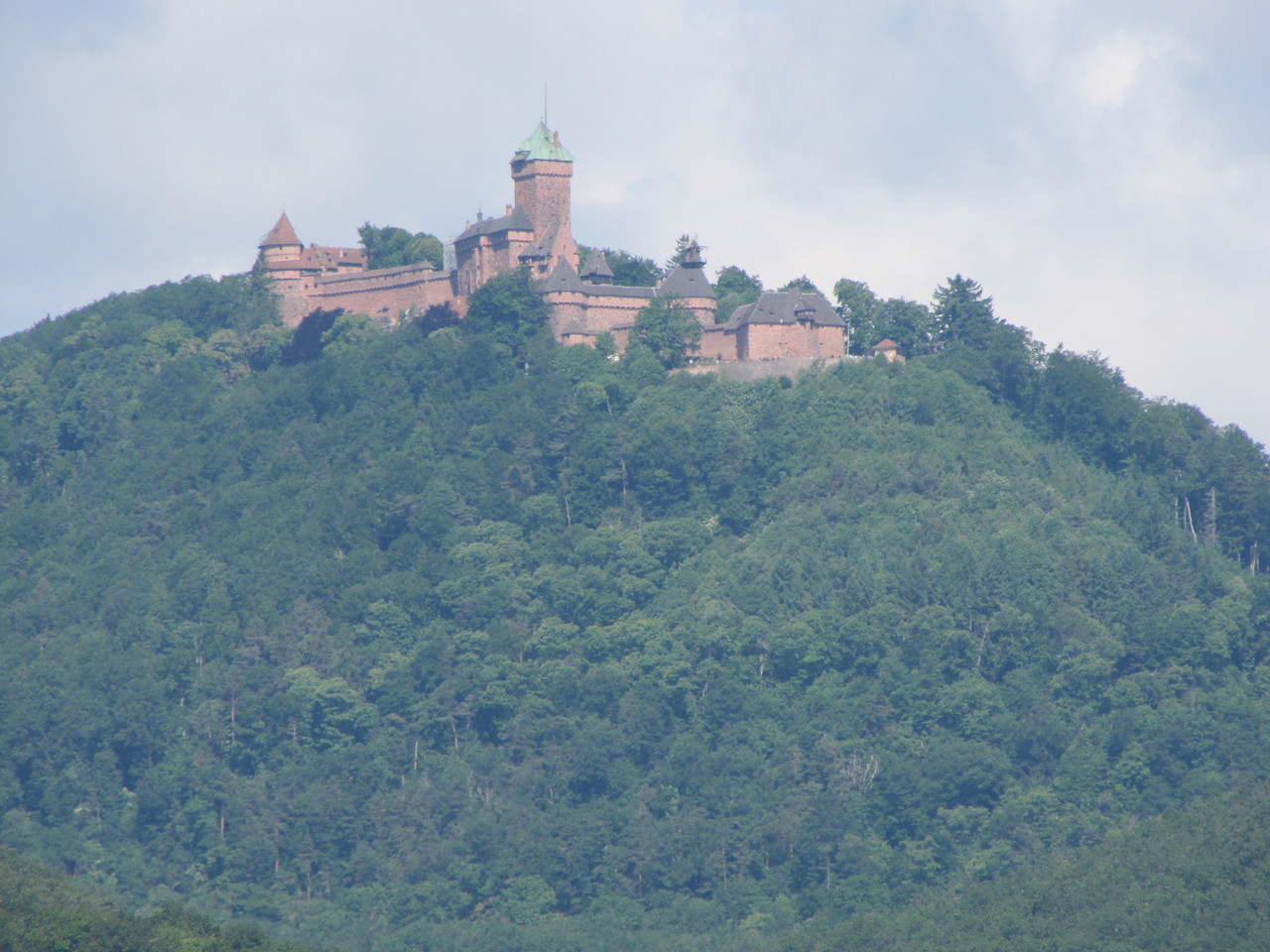Sicht auf die Haut Koenigsbourg  von gleichnamiger Raststätte aus
