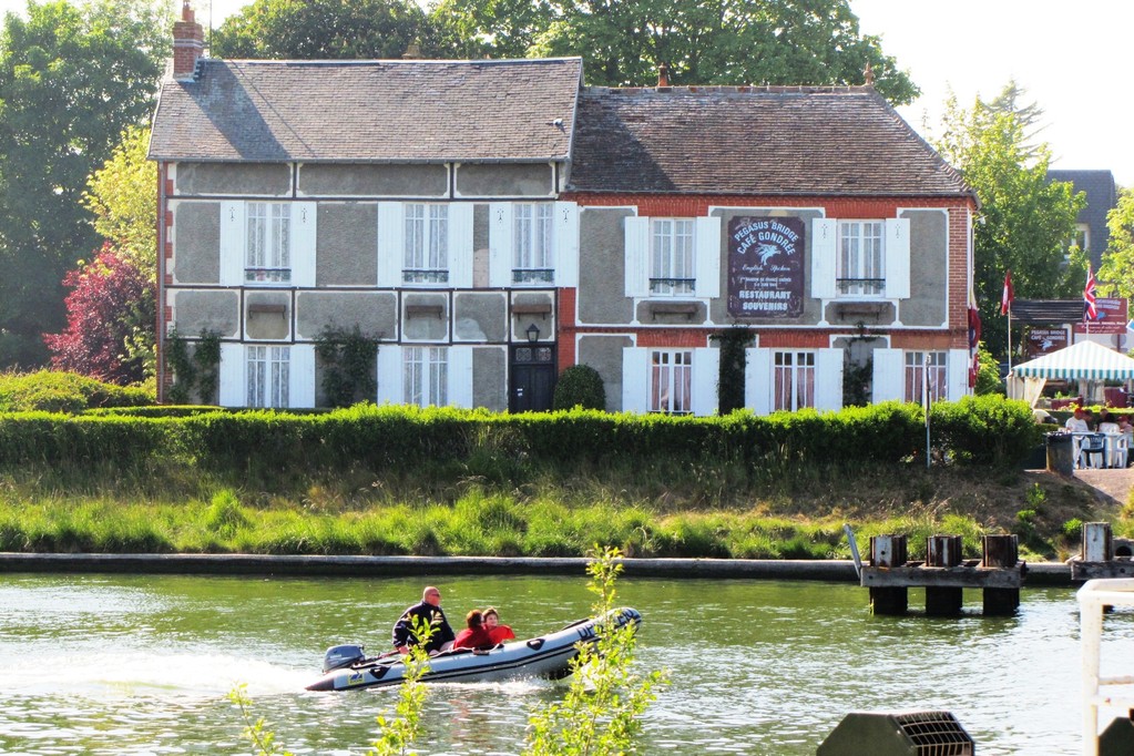 2. Tag: Pegasus Bridge in Ranville/ KP nach der Landung