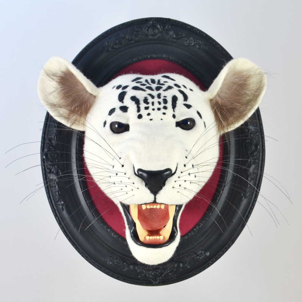 Weißer Leopardenkopf aus Filz mit offenernes Maul, originelles Wanddesign, schwarzer Holzrahmen