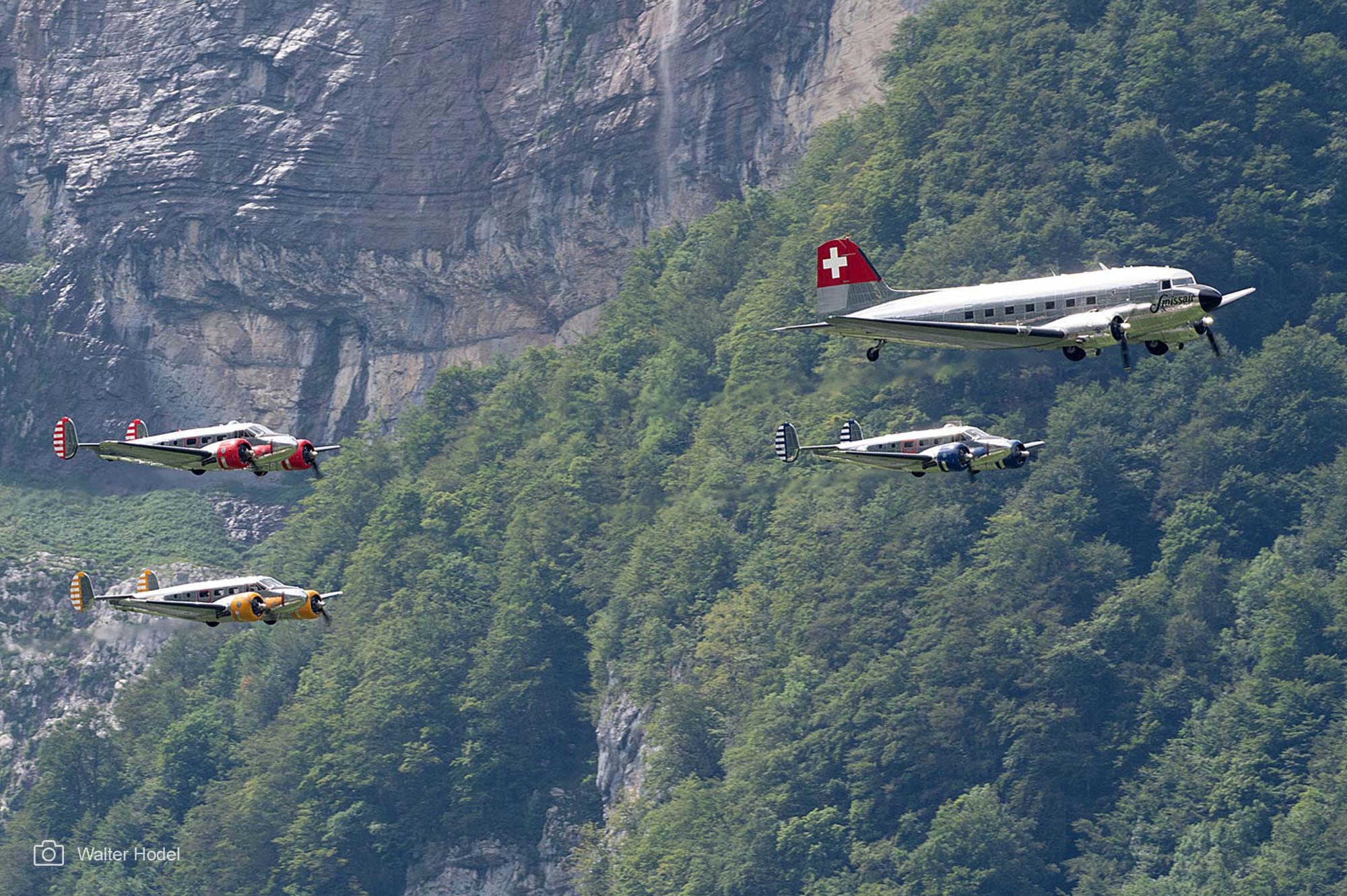 Classic Formation mit Douglas DC-3 und drei Beech Modell 18