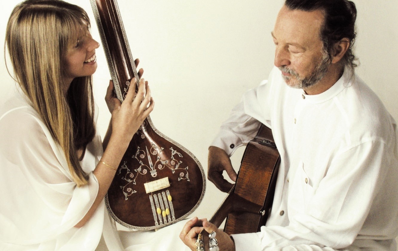 Слушать дев. Слушать дев. Слушать дев. Девушка в наушниках. Deva premal мантры нежности.