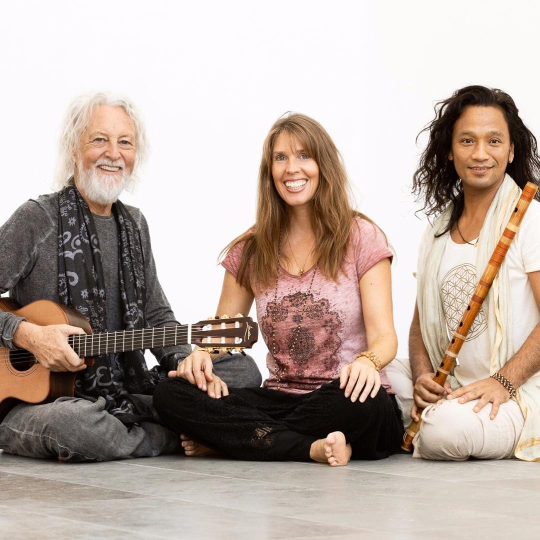 дева премал гаятри. Jaya radha madhava deva premal. дэва премал. дева премал гаятри. Gayatri mantra дэва премал.