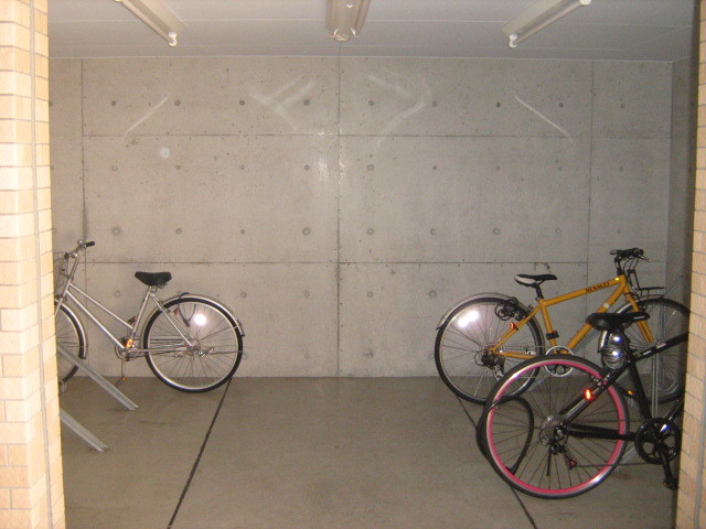駐輪場　各部屋に1ヶ所自転車無料スペース付き