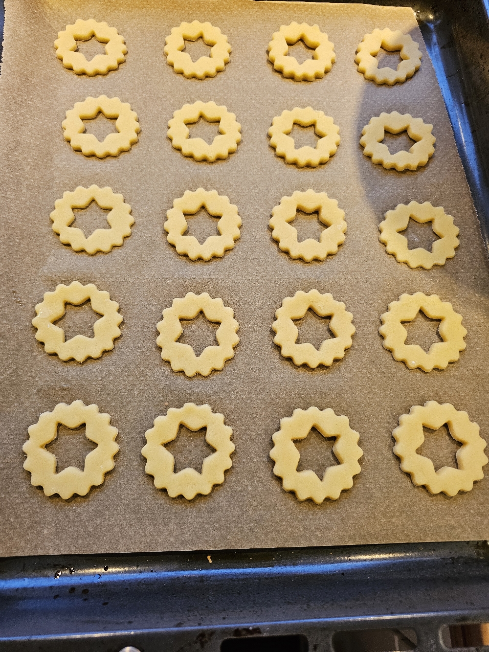 Ausgestochene Hildabrötchen auf dem Blech