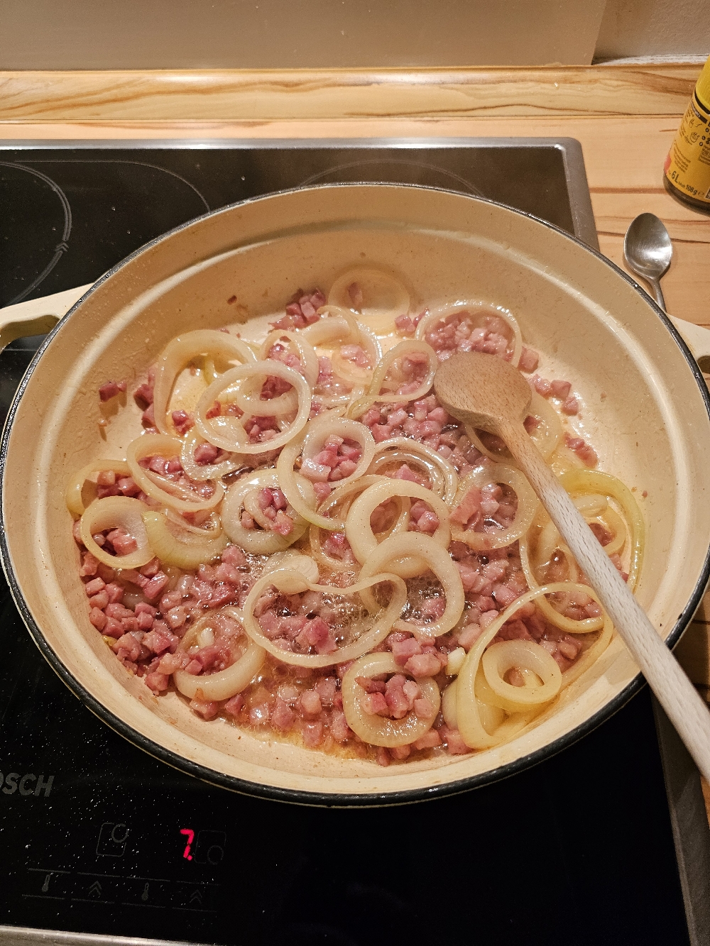 Zwiebeln und Speck anbraten für Älplermagronen