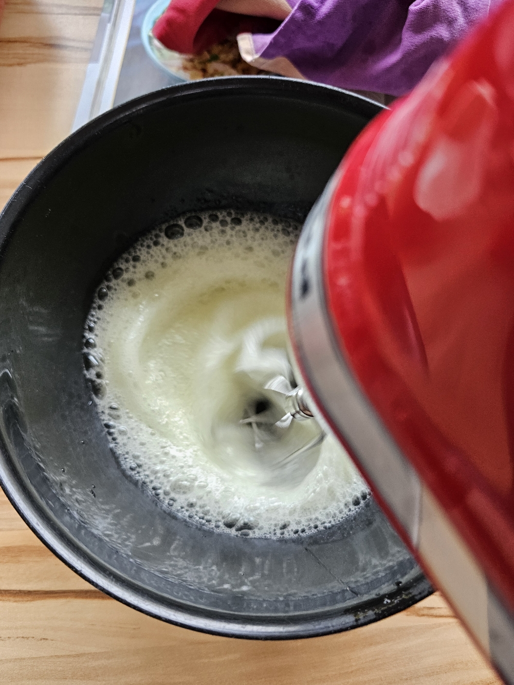 Eischnee schlagen für Quark-Kirsch-Auflauf