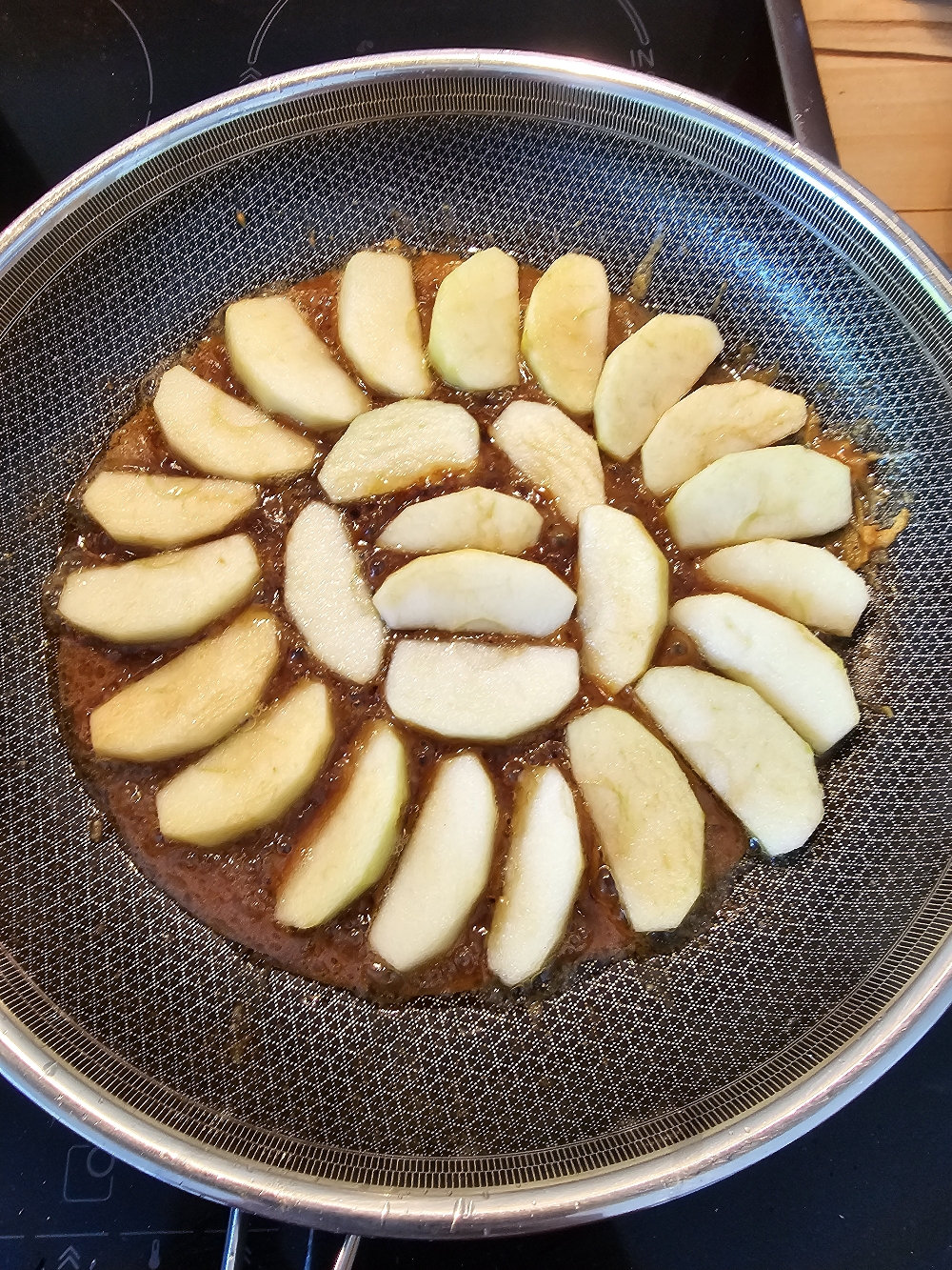 Äpfel in der Onyx Hybrid Pfanne für eine schnelle Tarte Tatin