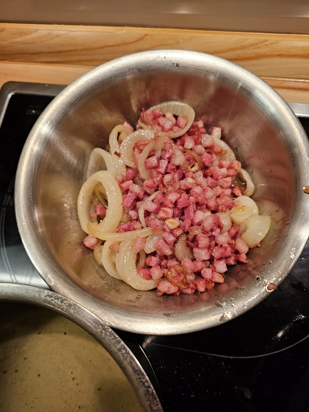 Fertig angebratene Zwiebeln und Speckwürfel für Älplermagronen