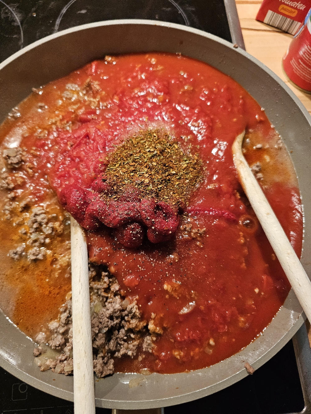 Spaghetti Bolognese in einer Pfanne mmit Gewürzen