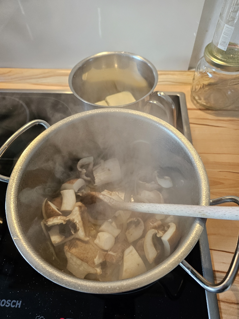 Pilze andünsten für Waldpilzcremesuppe