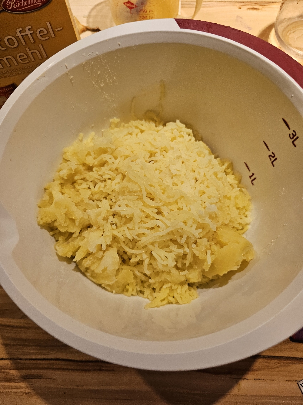 Gepresste Kartoffeln für den Knödelteig