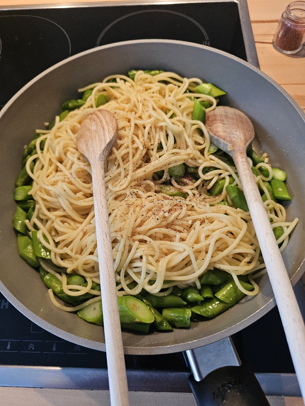 Spaghetti und grüner Spargel in der Pfanne