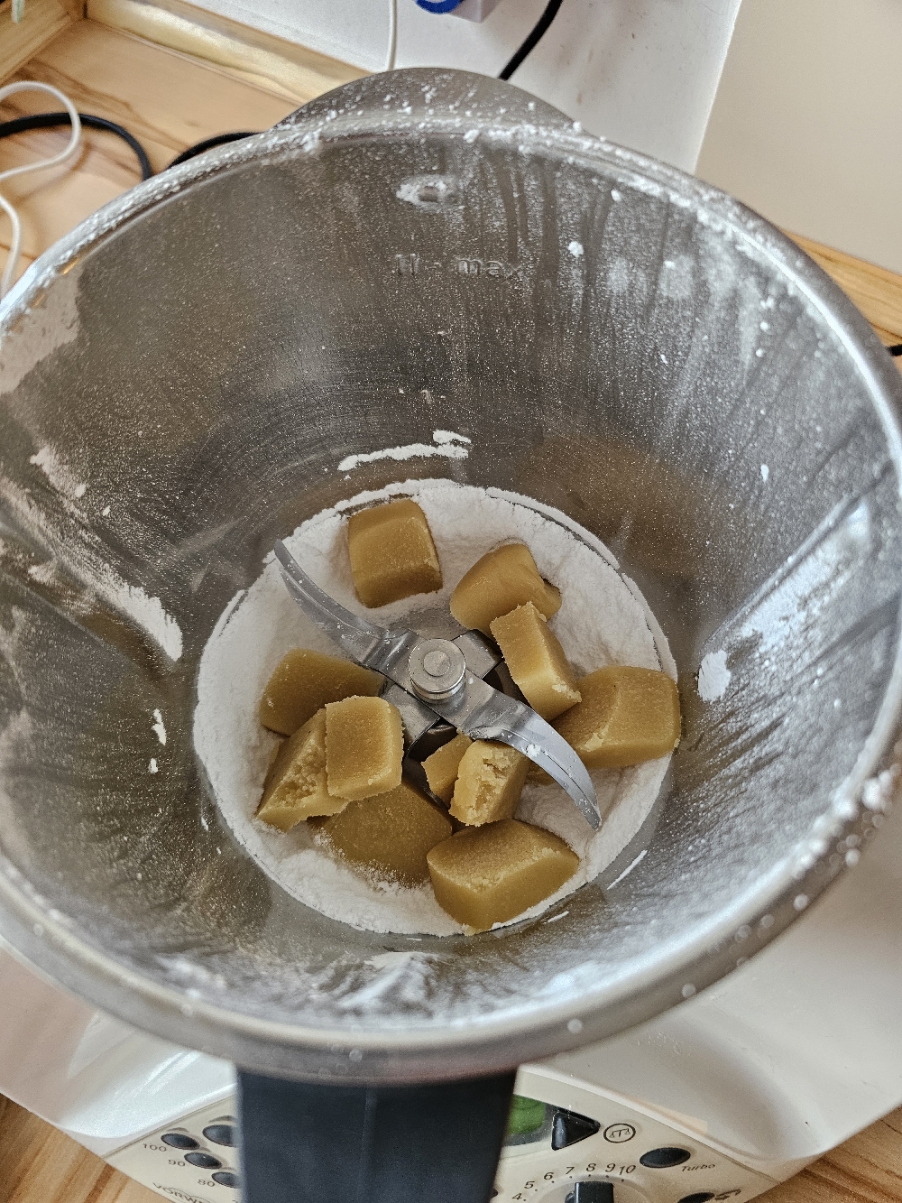 Zugabe des Marzipans zum Baumkuchenteig