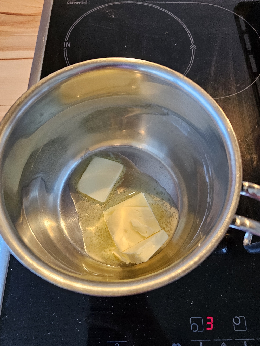 Butter im Topf schmelzen für Brandteig
