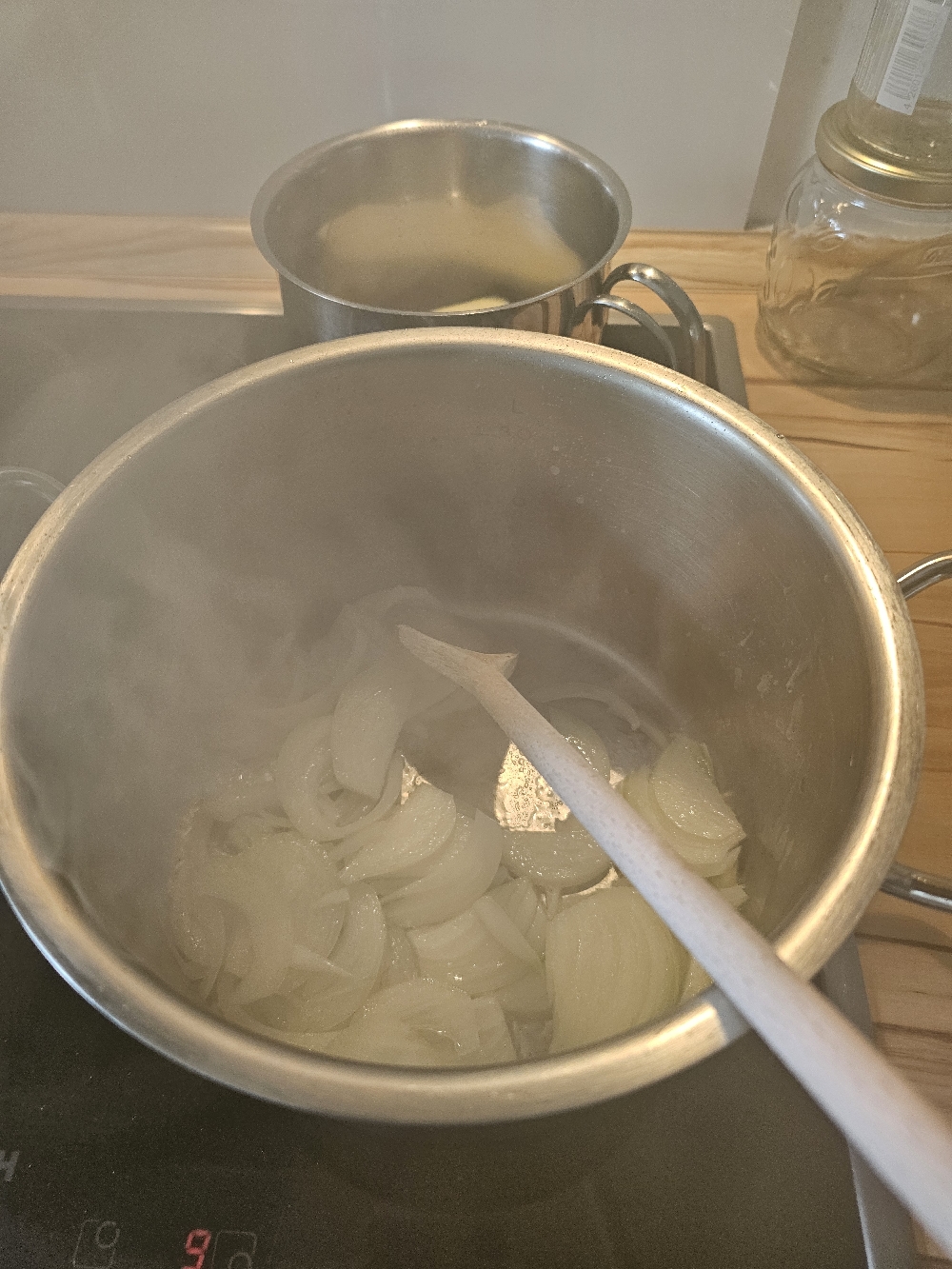 Zweibeln anschwitzen für Waldpilzcremesuppe