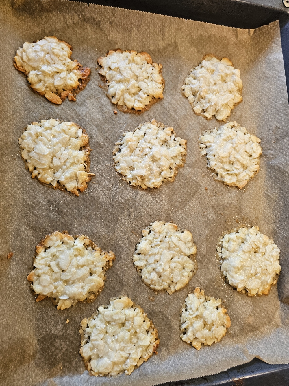 Mandelknusper nach dem Backen