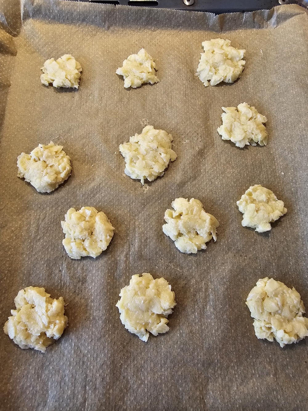 Mandelknusper vor dem backen auf dem Blech