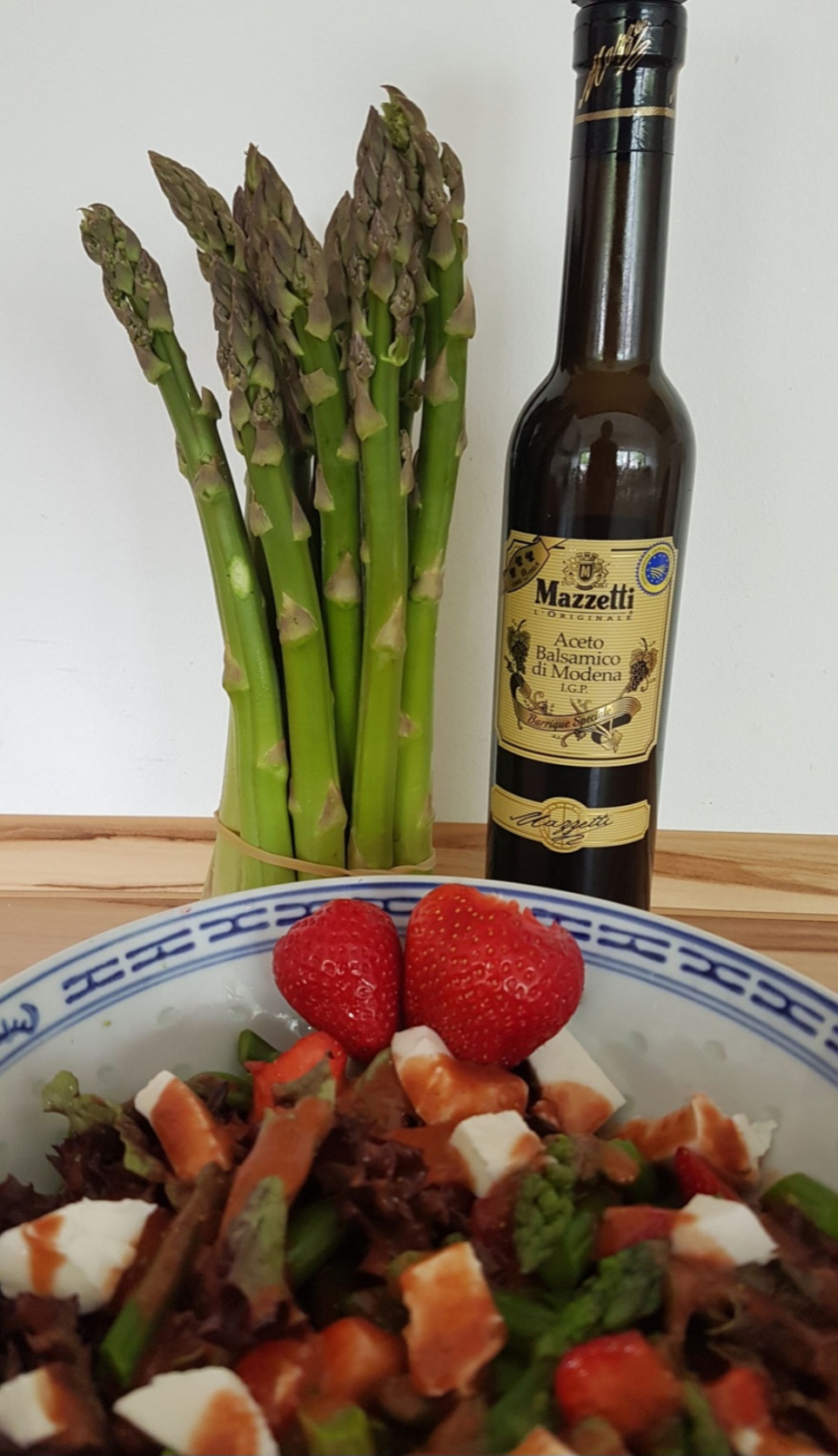 Spargelsalat mit Erdbeeren und grünem Spargel
