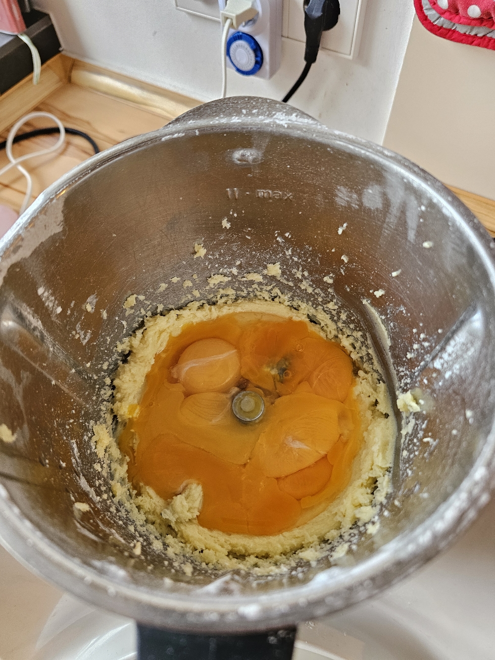 Zugabe des Eigelbes zum Baumkuchenteig