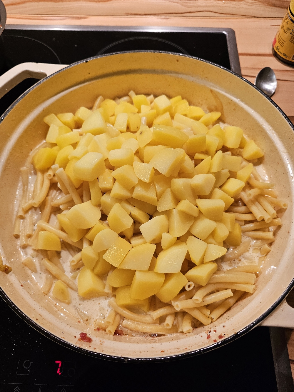 Kartoffeln und Nudeln in der Pfanne für Älplermagronen