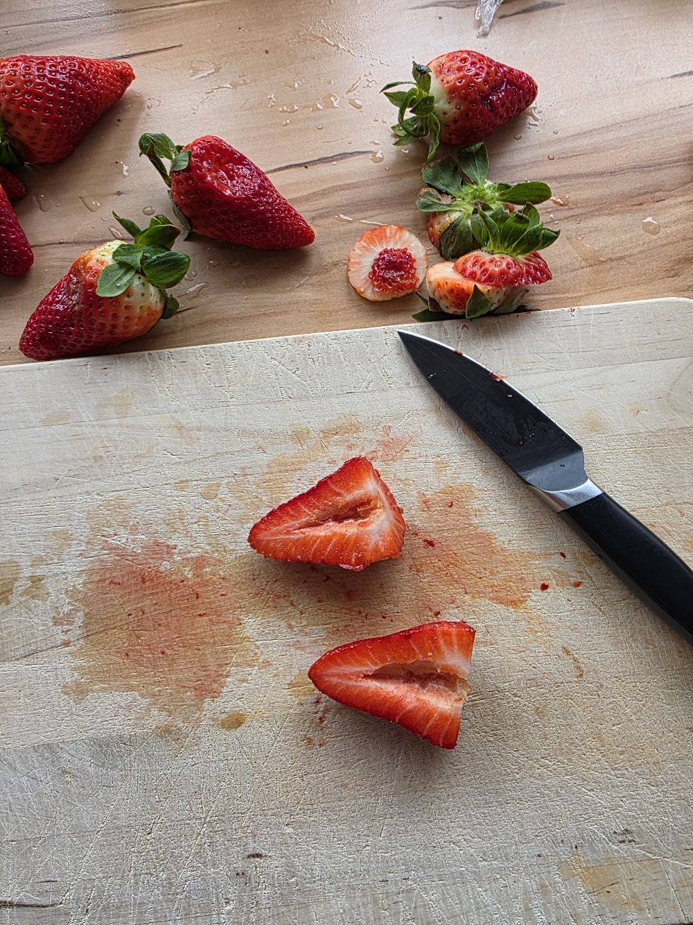 Erdbeeren putzen für Erdbeer-Biskuitrolle