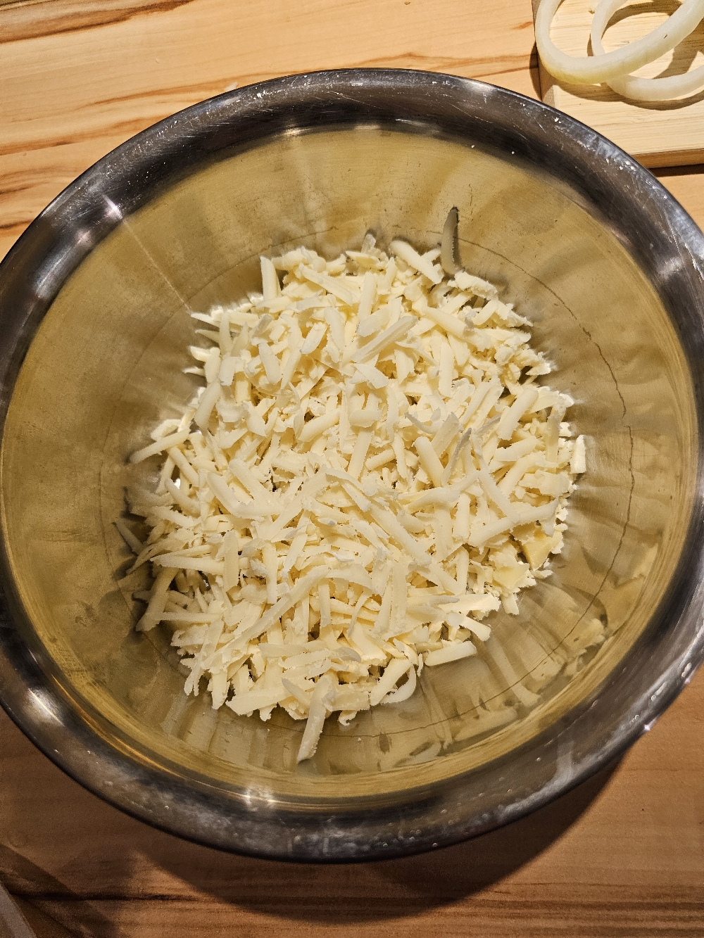 Fertig geriebener Käse für die Älplermagronen