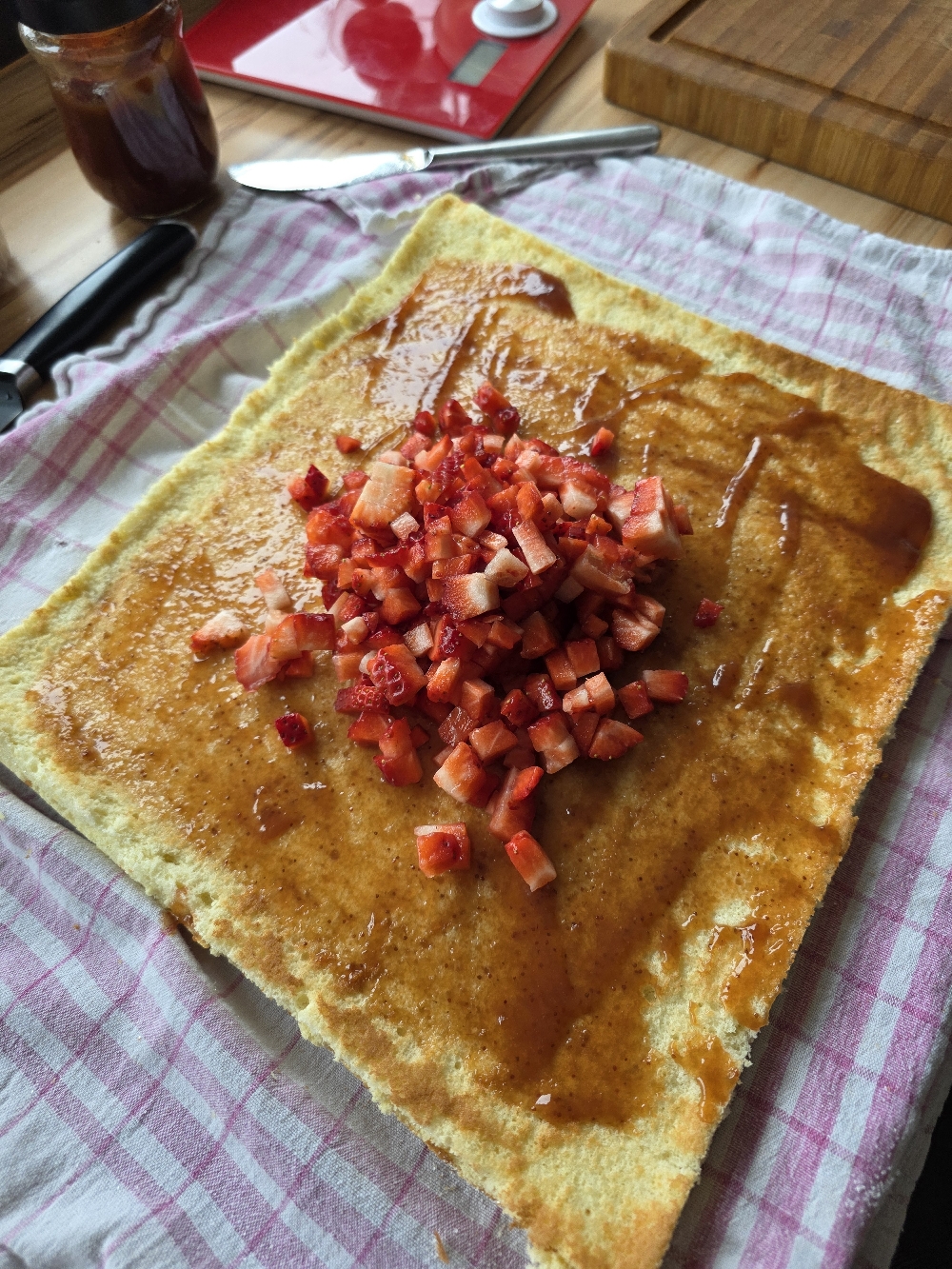 Erdbeerwürdel auf der Biskuitrolle