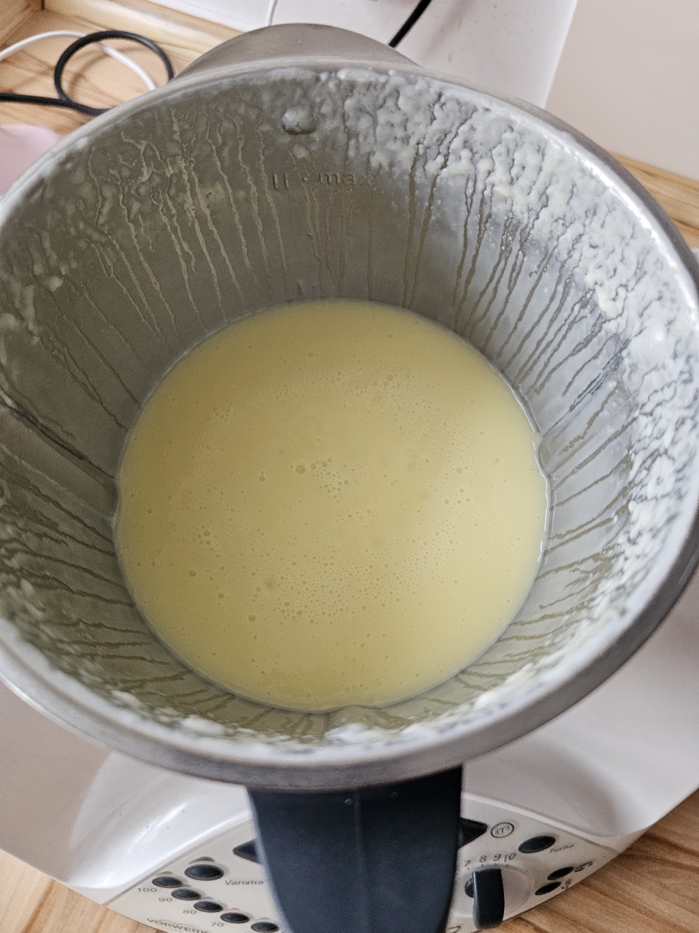 Fertiger Eierlikör im Mixtopf bereit zum Abfüllen