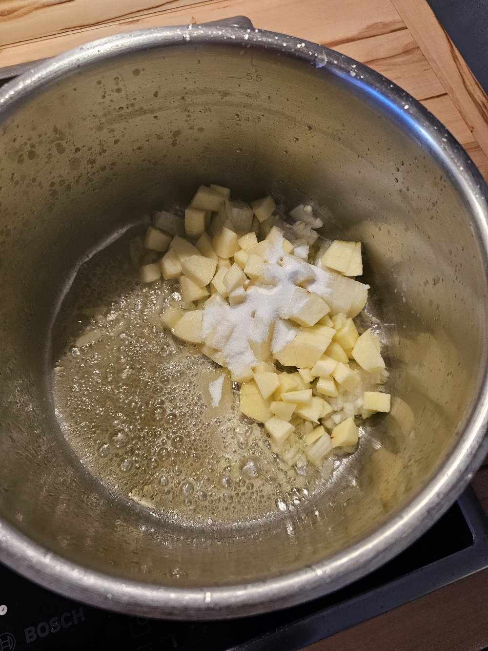 Apfel im Topf andünsten für ein gutes Rotkohlaroma
