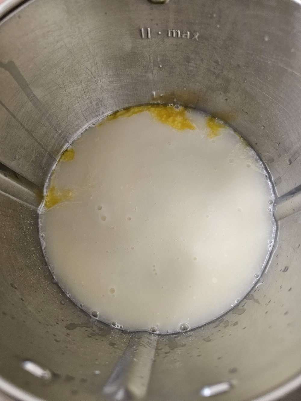 Zugabe von Sahne für die Cremigkeit des Eierlikörs