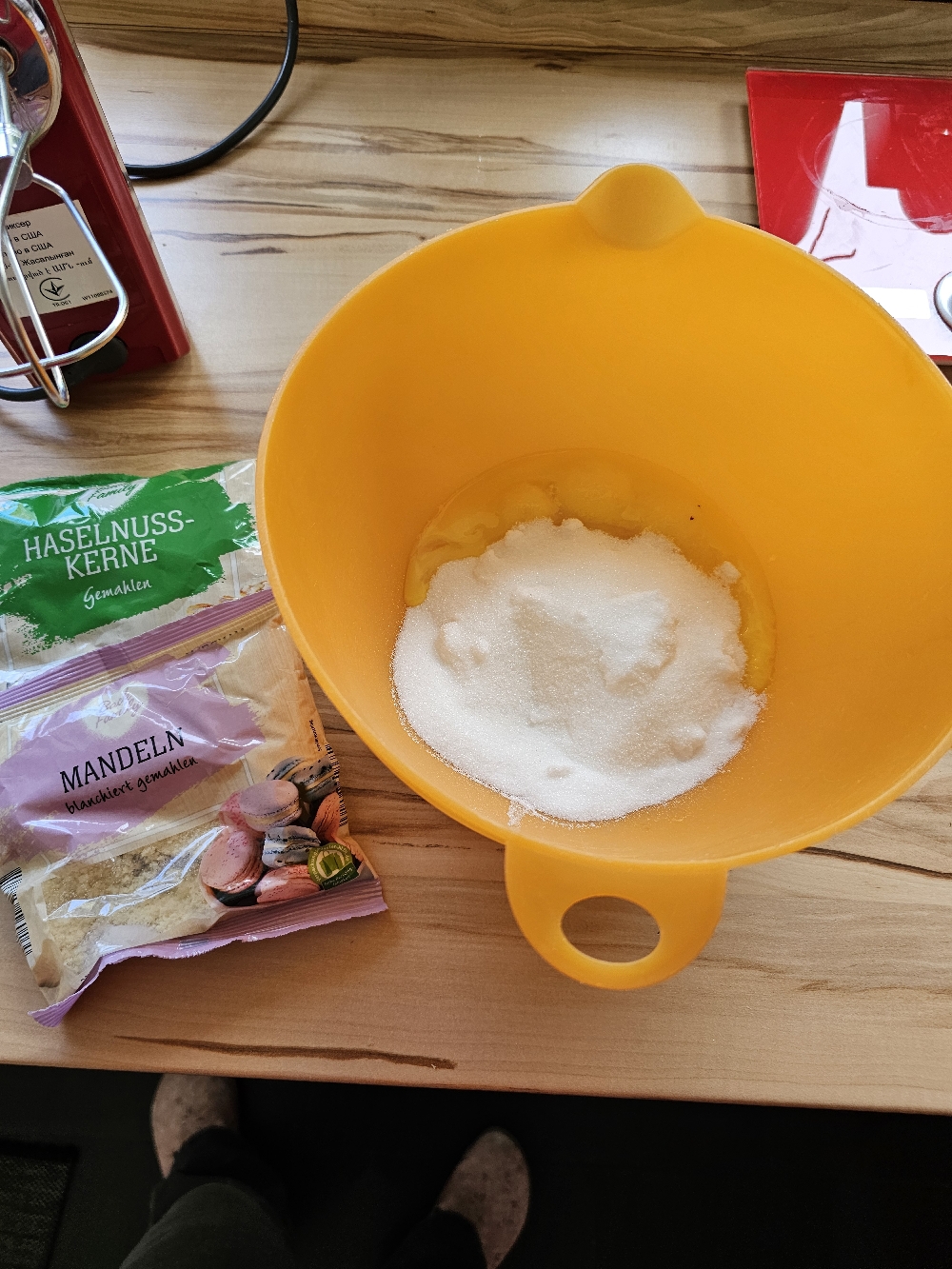 Zugabe von Zucker zum Teig für Omas Nusstorte
