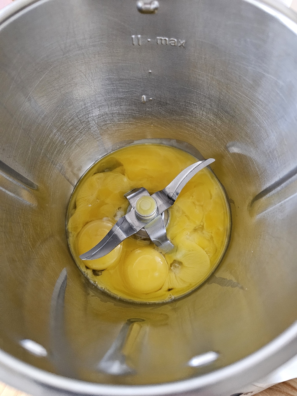 Eier für Eierlikör im Mixtopf