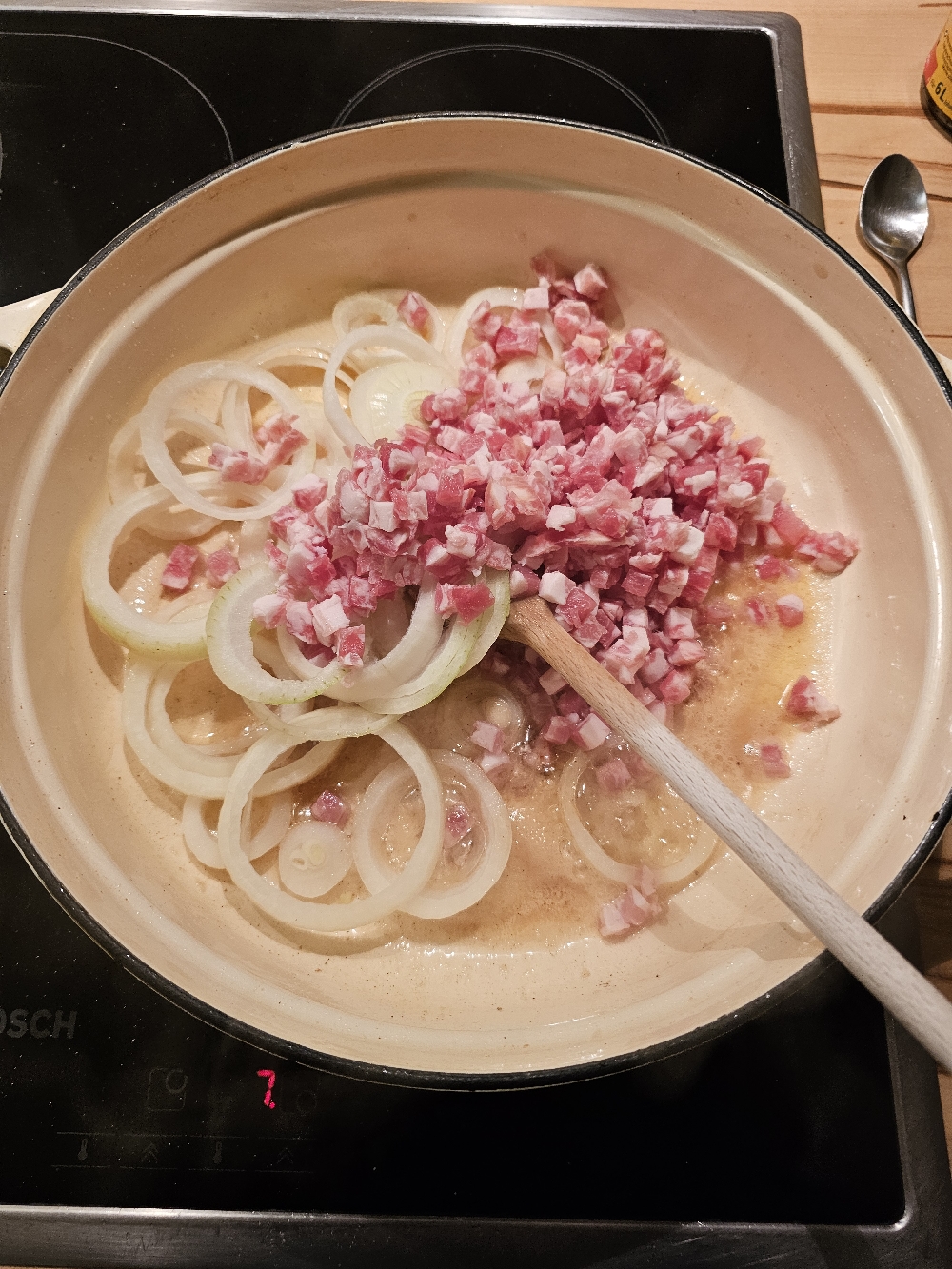 Zwiebeln und Speckwürfel in der Pfanne für Älplermagronen