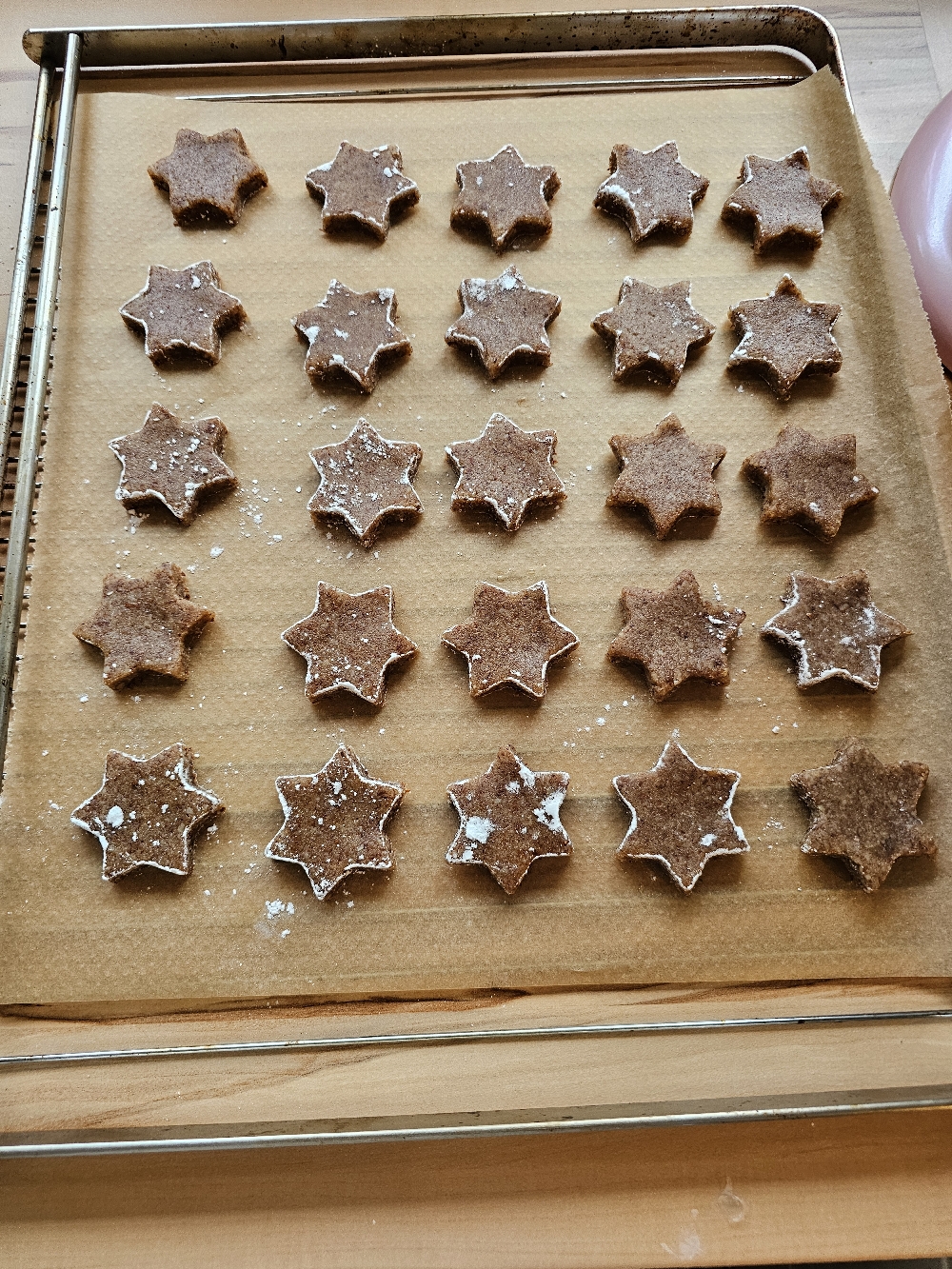 Zimtsterne fertig ausgestochen bereit zum Backen