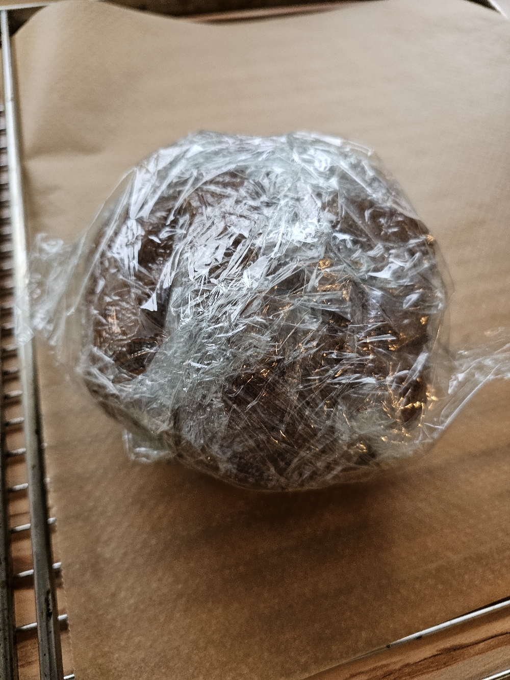 Zimtsterne Teig in Folie verpackt bereit zum Kühlen