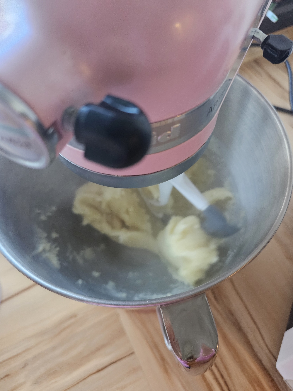 Brandteig nach dem Kochen kurz abkühlen lassen