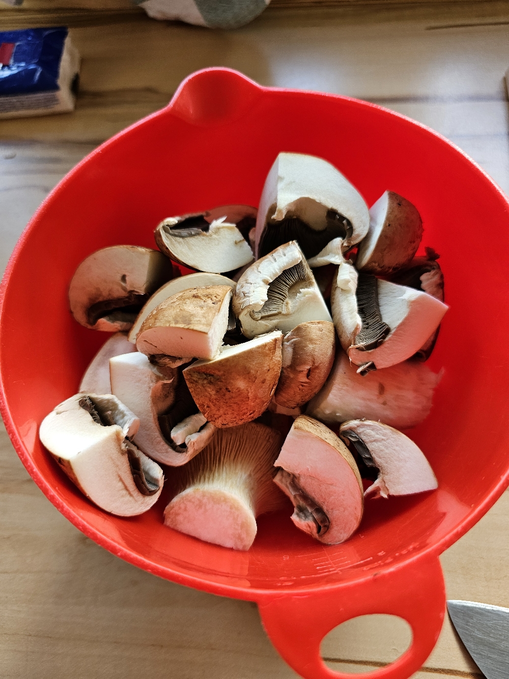 Zerteilte Pilze für Waldpilzcremesuppe