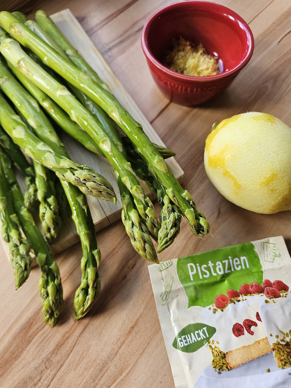 grüner Spargel für Spaghetti mit grünem Spargel