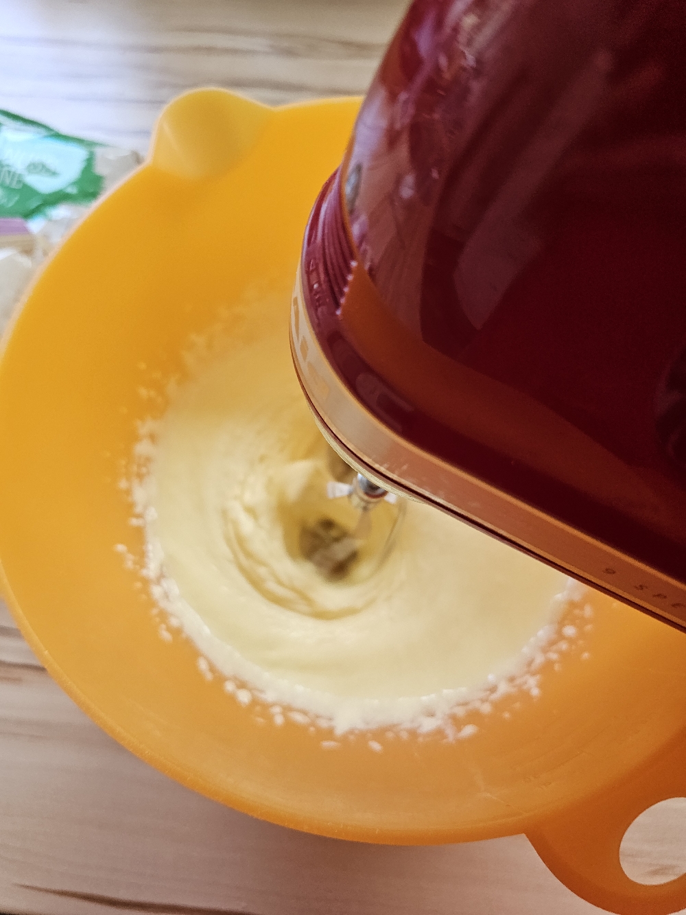 Aufschlagen der Eigelbe mit dem Zucker für Omas Nusstorte