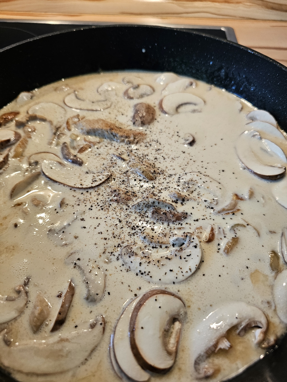 Geschnetzeltes Züricher Art mit zartem Fleisch zieht in cremiger Sauce
