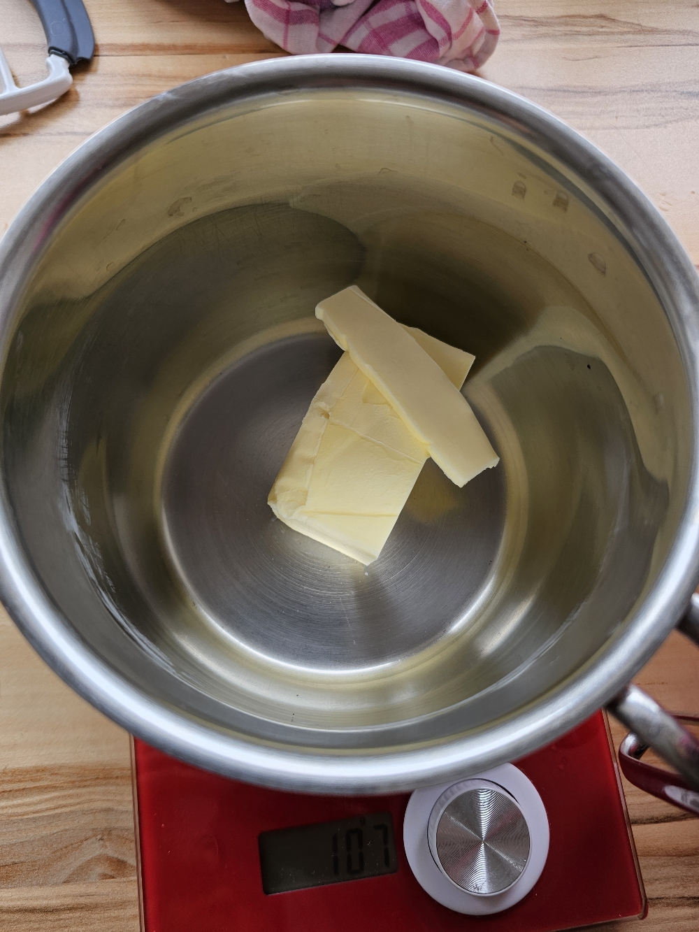 Butter für den Rübli-Schnitten Teig zerlassen