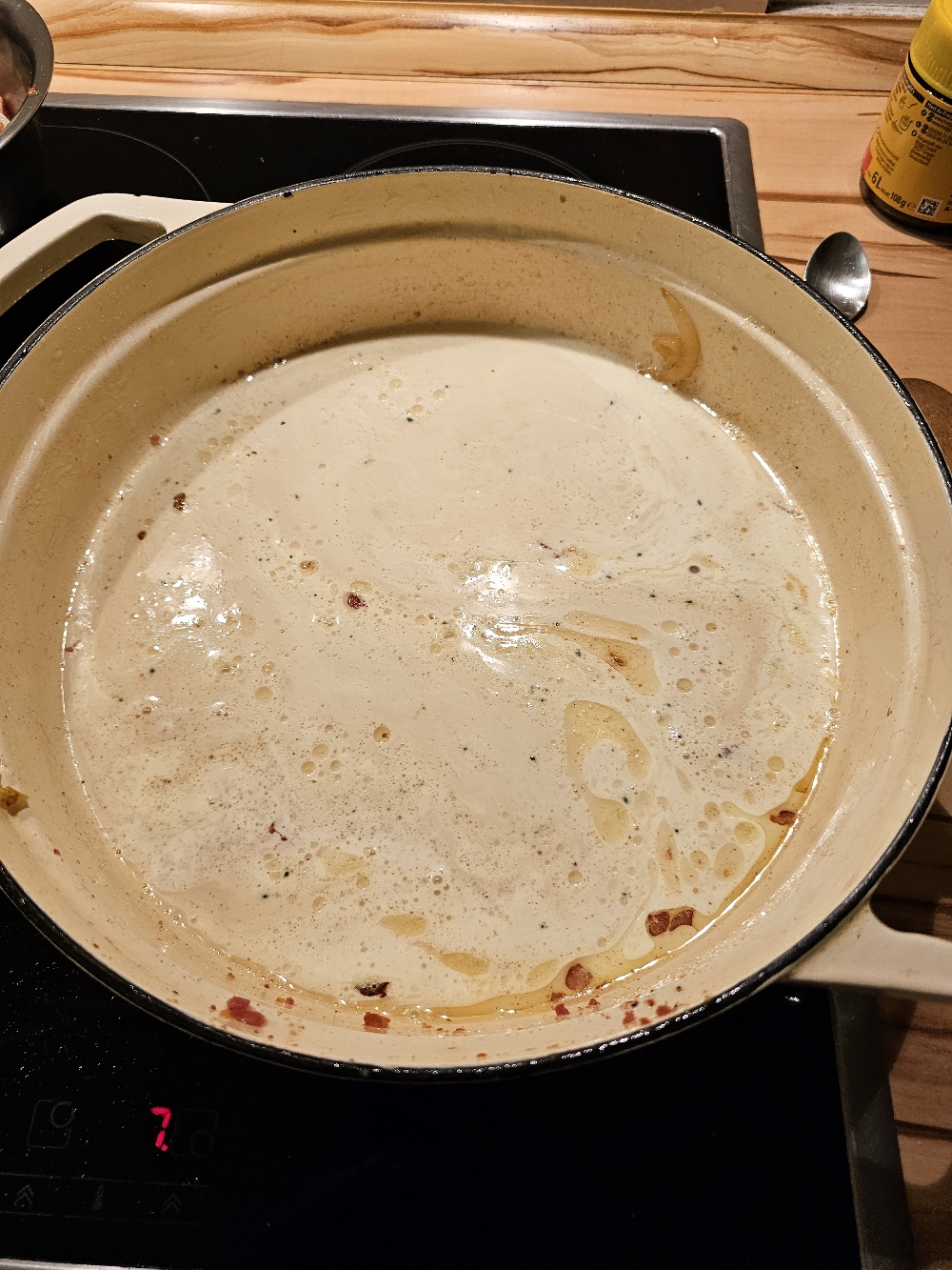 Sahne in der Pfanne für die cremige Sauce der Älplermagronen